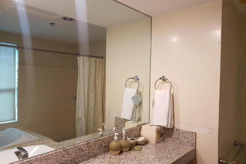 سوییت, Festive Hotel Makati