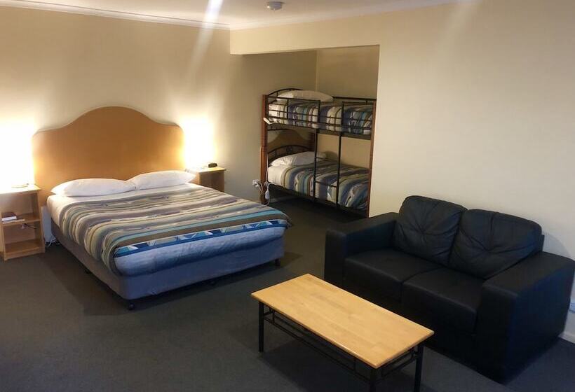 اتاق خانوادگی, Sheffield Motor Inn