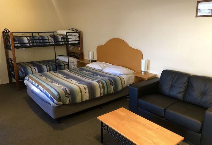 اتاق خانوادگی, Sheffield Motor Inn