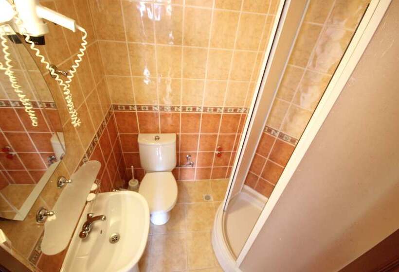 سوییت با چشم‌انداز استخر, Minta Apart