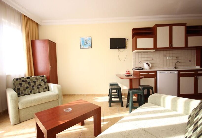 سوییت با چشم‌انداز استخر, Minta Apart