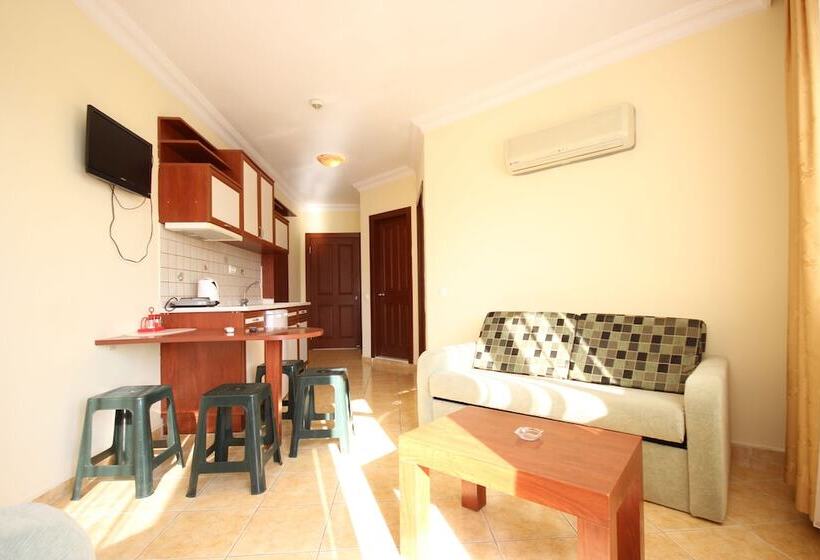 سوییت با چشم‌انداز استخر, Minta Apart