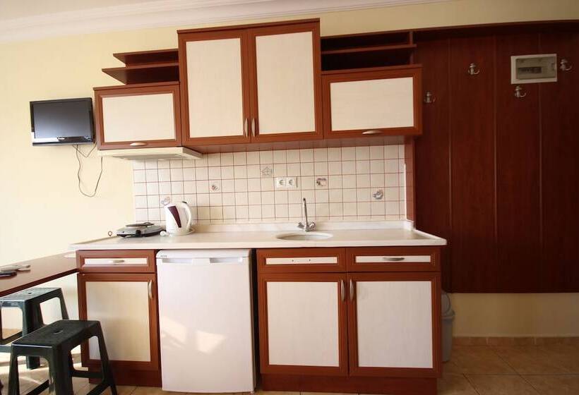سوییت با چشم‌انداز استخر, Minta Apart