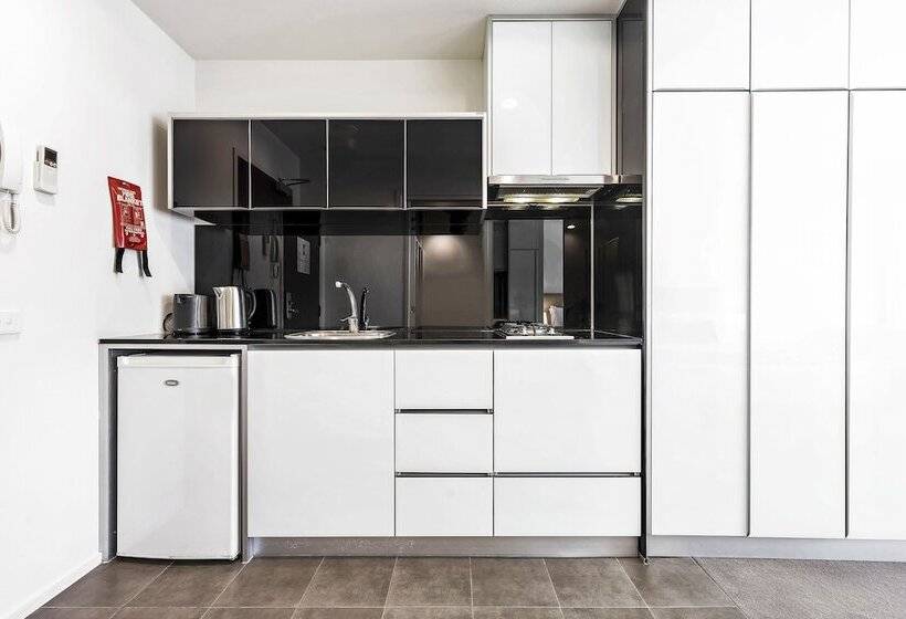 استودیوی استاندارد, Pegasus Apart