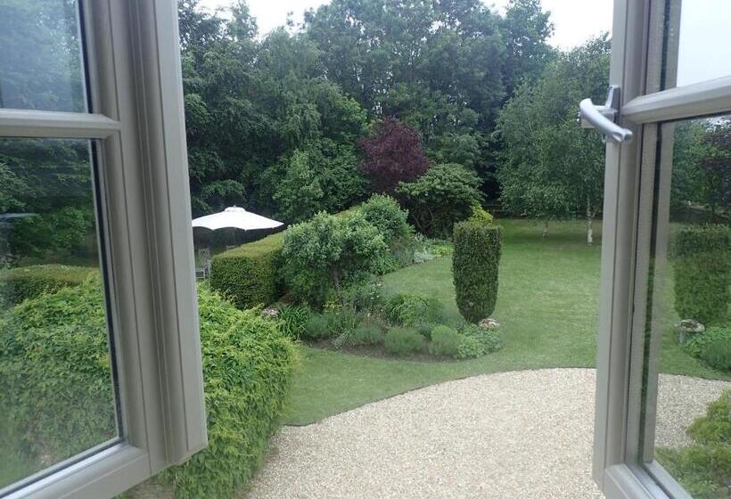 اتاق استاندارد, Field End House Strawberry Lane Meysey Hampton