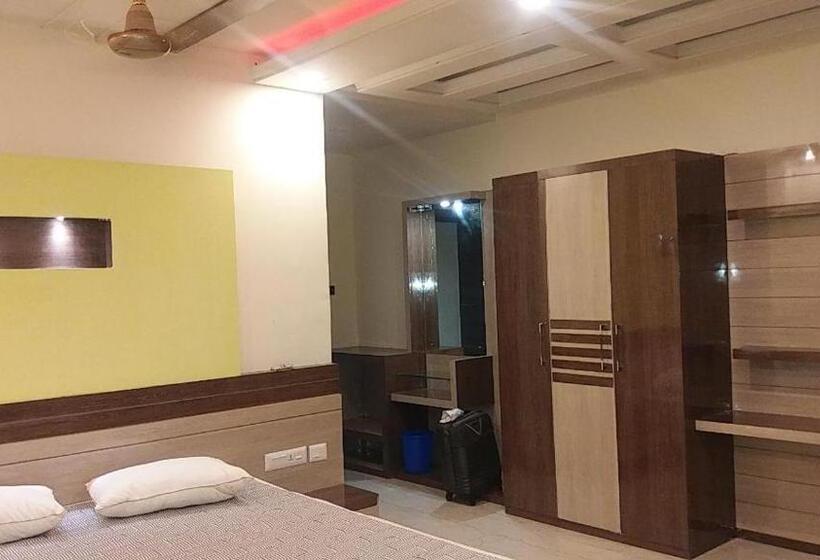 اتاق لوکس با بالکن و چشم‌انداز دریا, Ranjana