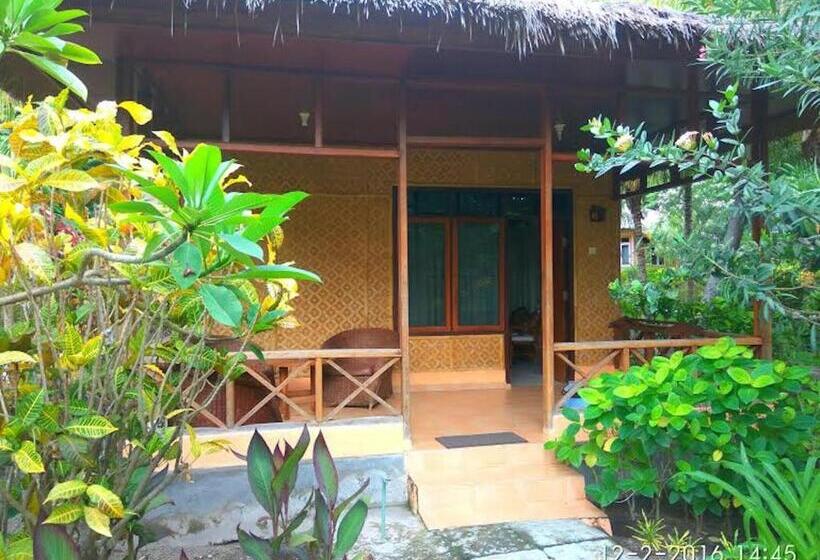 اتاق استاندارد چهارنفره با چشم‌انداز باغ, Sea World Club Beach Resort & Dive Center