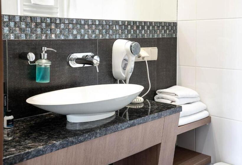اتاق استاندارد سه نفره, Apart Neptun
