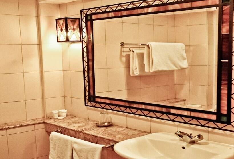 سوییت جونیور, The Heron By Sarovar Portico India