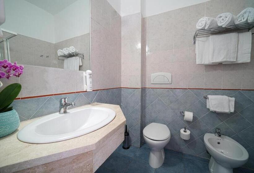 اتاق استاندارد سه نفره, Cala Della Torre Resort