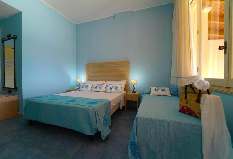 اتاق سه نفره دلوکس با چشم‌انداز دریا, Cala Della Torre Resort