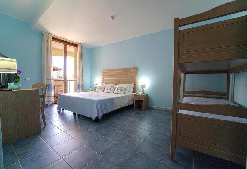 اتاق سه نفره دلوکس با چشم‌انداز دریا, Cala Della Torre Resort