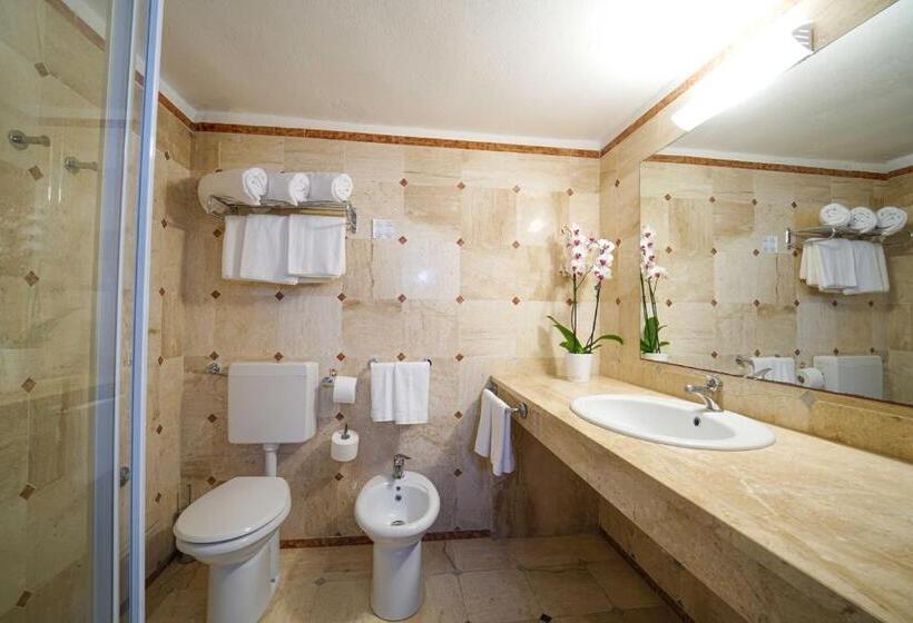 اتاق سه نفره دلوکس با چشم‌انداز دریا, Cala Della Torre Resort