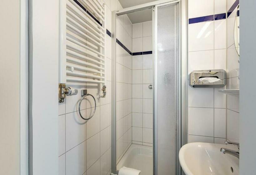 Standard Triple Room, A&o Aachen Hauptbahnhof