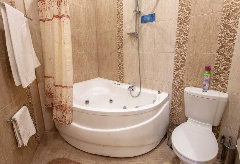 סוויטת ג'וניור, Astoria