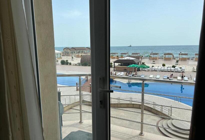 سوییت جونیور با چشم‌انداز استخر, Aysberq Resort
