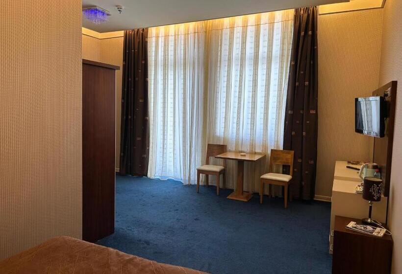 سوییت جونیور با چشم‌انداز استخر, Aysberq Resort