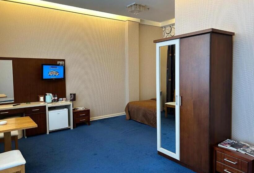 سوییت جونیور با چشم‌انداز استخر, Aysberq Resort