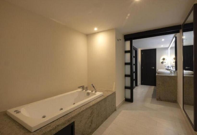 سوئیت جونیور کلوب با چشم‌انداز دریا, Hideaway At Royalton Blue Waters, An Autograph Collection All Inclusive Resort   Adults Only