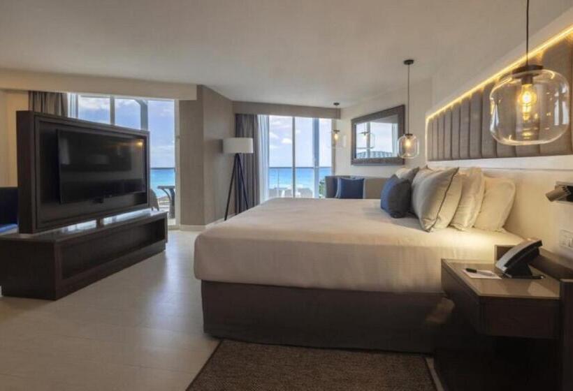 سوئیت جونیور کلوب با چشم‌انداز دریا, Hideaway At Royalton Blue Waters, An Autograph Collection All Inclusive Resort   Adults Only