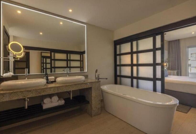 سوییت جونیور لوکس با چشم‌انداز دریا, Hideaway At Royalton Blue Waters, An Autograph Collection All Inclusive Resort   Adults Only