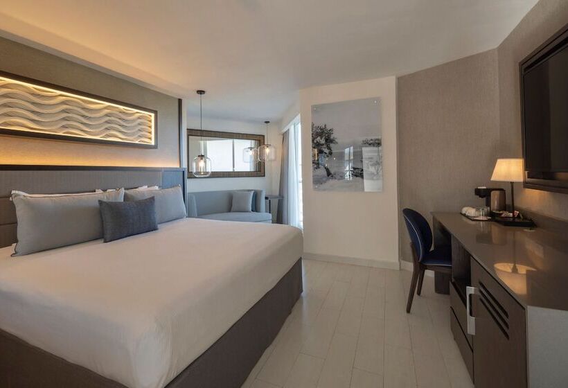 اتاق لوکس با چشم‌انداز دریا, Hideaway At Royalton Blue Waters, An Autograph Collection All Inclusive Resort   Adults Only