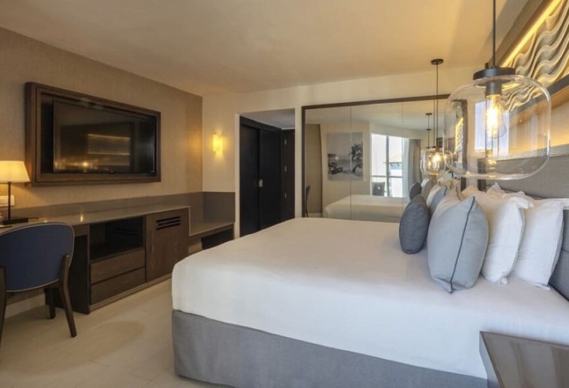 اتاق لوکس با چشم‌انداز دریا, Hideaway At Royalton Blue Waters, An Autograph Collection All Inclusive Resort   Adults Only