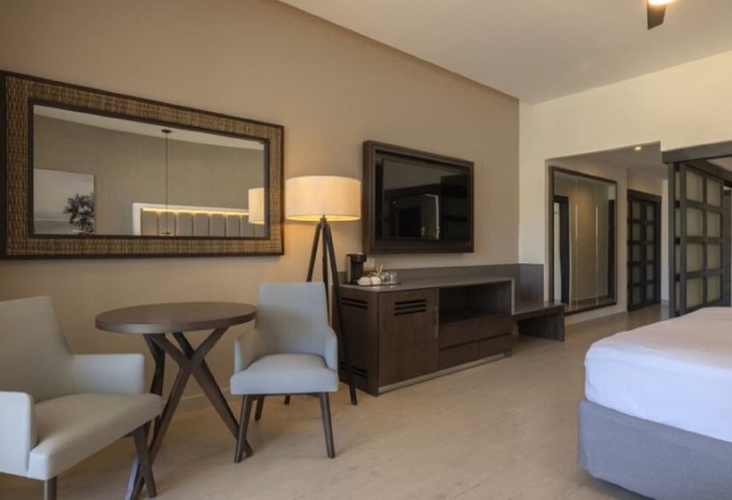 سوییت جونیور لوکس با چشم‌انداز دریا, Hideaway At Royalton Blue Waters, An Autograph Collection All Inclusive Resort   Adults Only