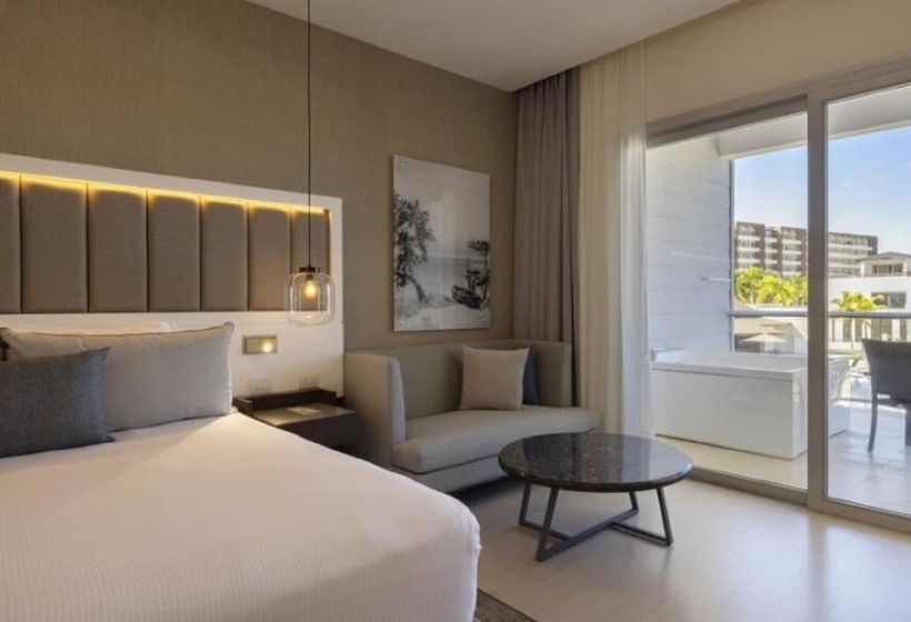 سوییت جونیور لوکس با چشم‌انداز دریا, Hideaway At Royalton Blue Waters, An Autograph Collection All Inclusive Resort   Adults Only