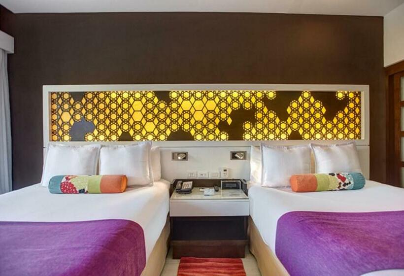 سوئیت جونیور کلوب با چشم‌انداز دریا, Hideaway At Royalton Blue Waters, An Autograph Collection All Inclusive Resort   Adults Only