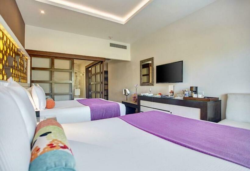 سوئیت جونیور کلوب با چشم‌انداز دریا, Hideaway At Royalton Blue Waters, An Autograph Collection All Inclusive Resort   Adults Only