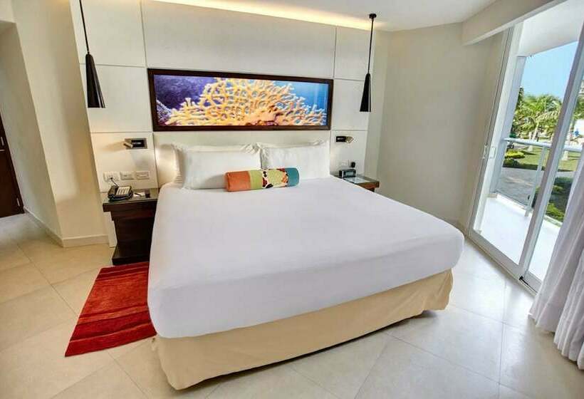 سوییت جونیور لوکس با چشم‌انداز دریا, Hideaway At Royalton Blue Waters, An Autograph Collection All Inclusive Resort   Adults Only