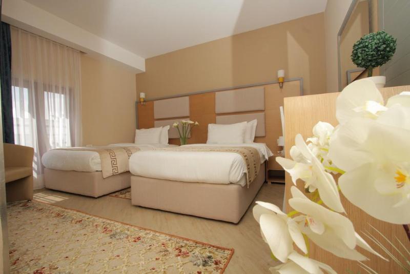 اتاق استاندارد سه نفره, Capital Tirana