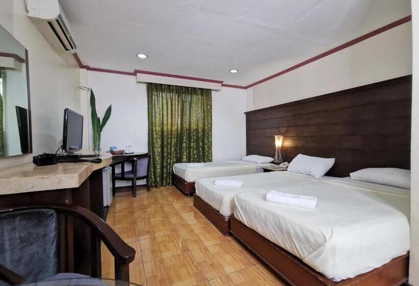 اتاق استاندارد سه تخته با چشم‌انداز استخر, Cebu Hilltop