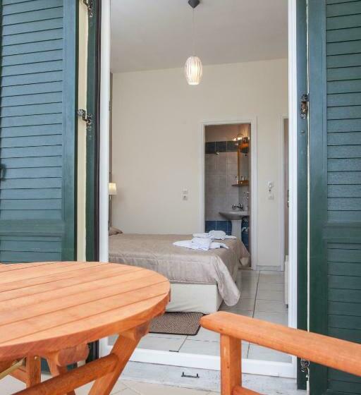 اتاق استاندارد سه نفره, Akti Fine Rooms