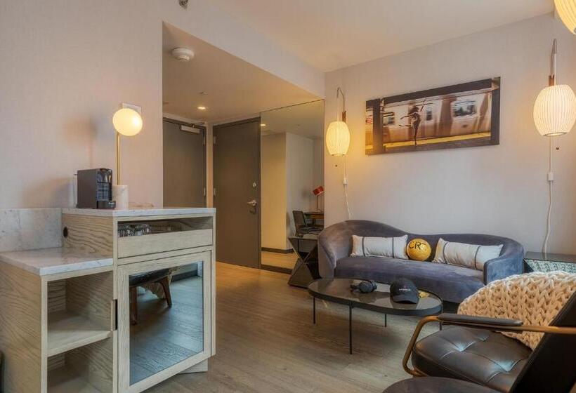 سوئیت جونیور با چشم‌انداز, Pestana Cr7 Times Square