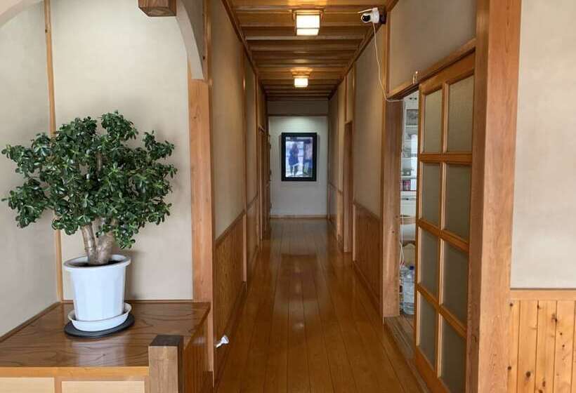 اتاق خانوادگی, Guest House En