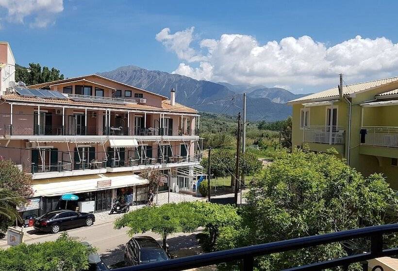 اتاق استاندارد با چشم‌انداز کوهستان, Grand Nefeli