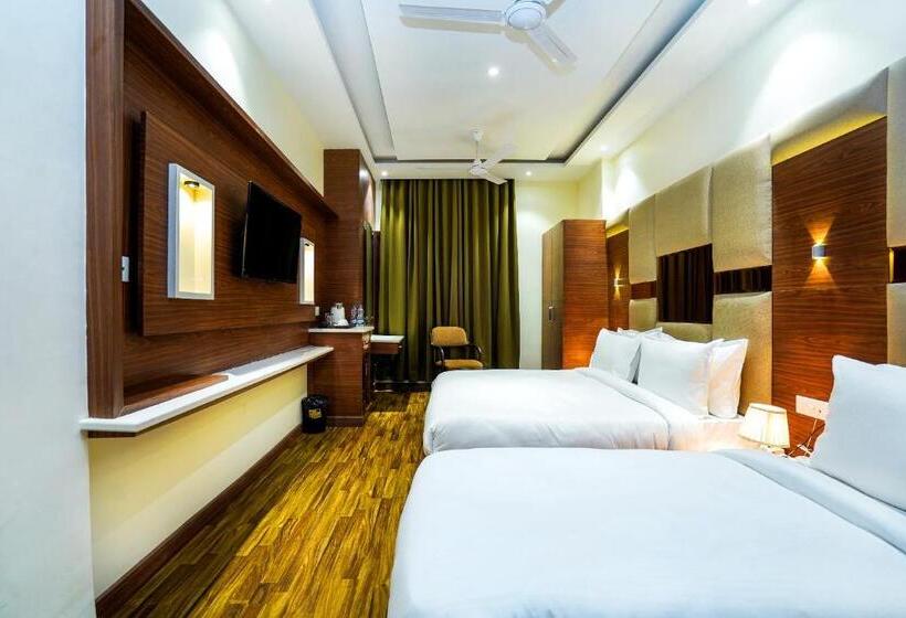 디럭스 트리플 룸, Aura Grand By Levelup Hotels