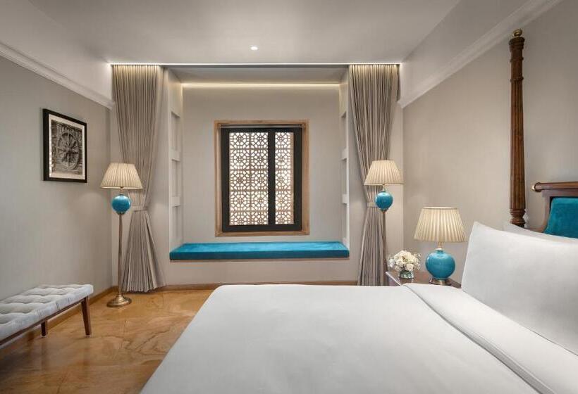 اتاق لوکس با تخت بزرگ, Time Square Resort & Spa Bhuj