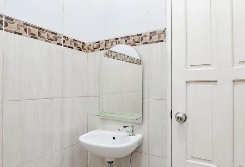 اتاق سوپریور, Urbanview Hotel Bundaran Besar Palangkaraya By Reddoorz