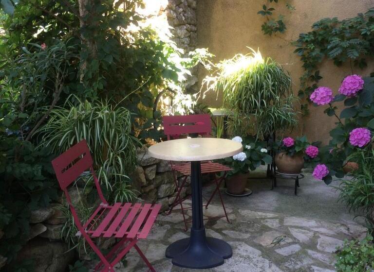 اتاق استاندارد سه نفره, Chambres Du Clocher