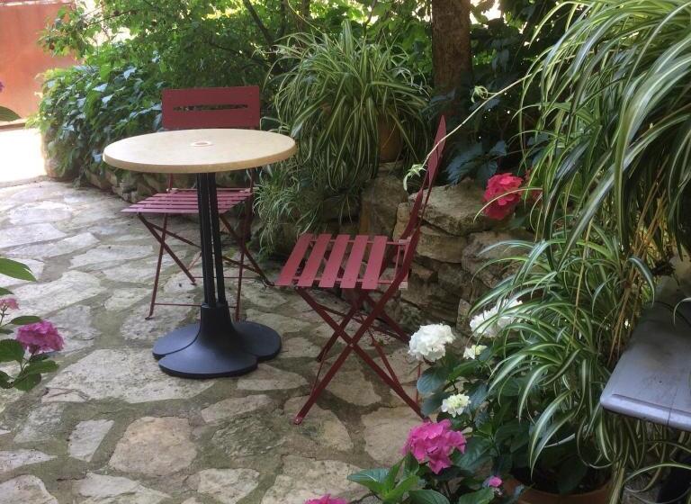 اتاق استاندارد سه نفره, Chambres Du Clocher
