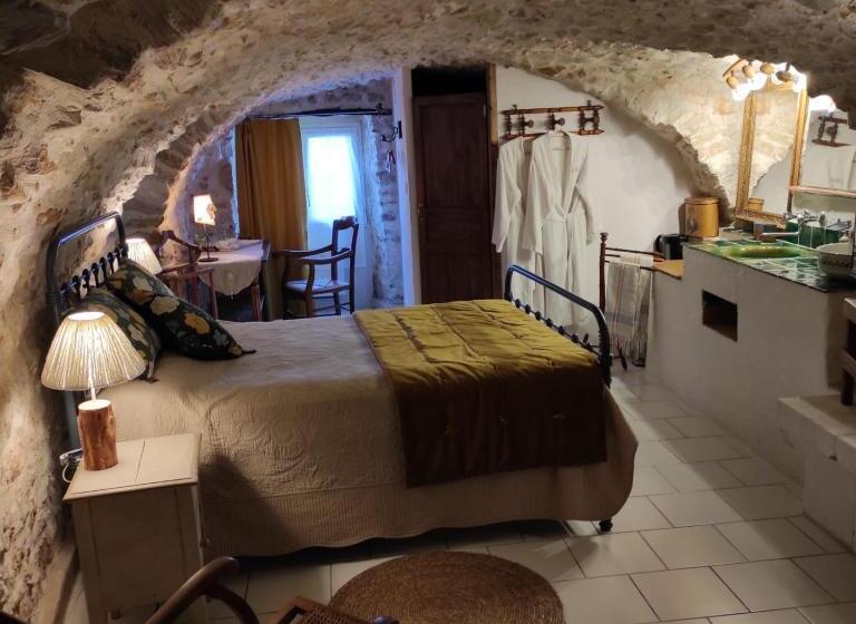اتاق استاندارد سه نفره, Chambres Du Clocher