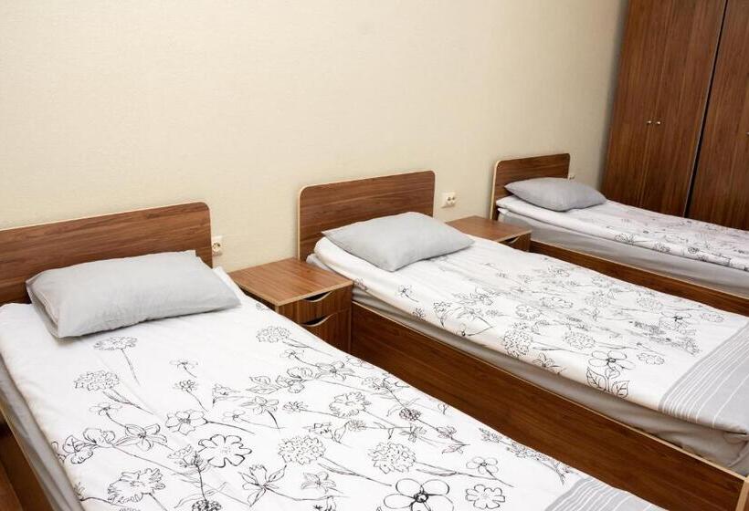 تختخواب در اتاق مشترک, Monada Hotel & Hostel