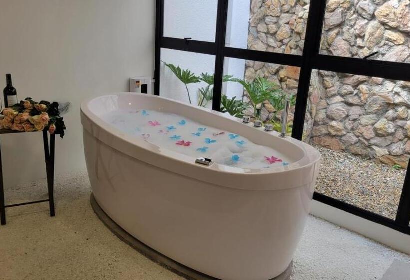 سوئیت با وان آب گرم, Piedras De Maní