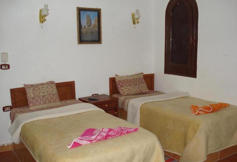 سوییت, Western Desert Hotel & Safari