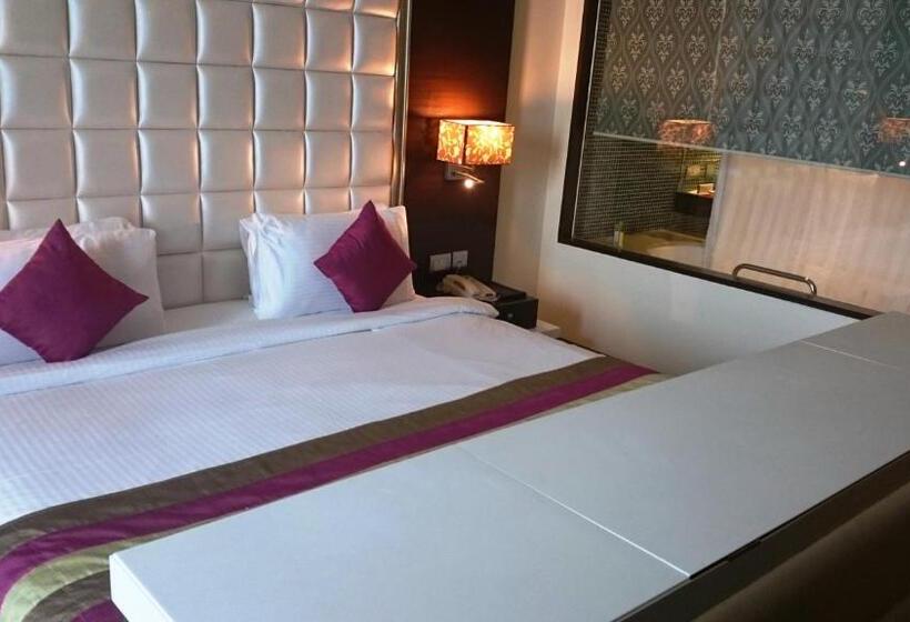 اتاق لوکس با تخت بزرگ, Ramada By Wyndham Navi Mumbai