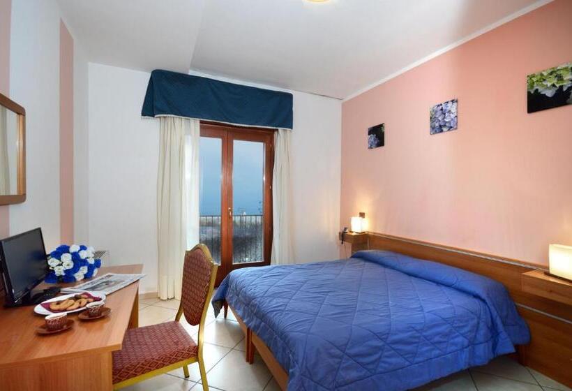 اتاق استاندارد سه تخته با بالکن, Royal Hotel Montevergine