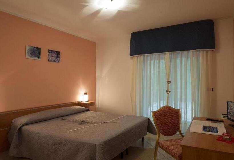 اتاق استاندارد چهار تخته, Royal Hotel Montevergine